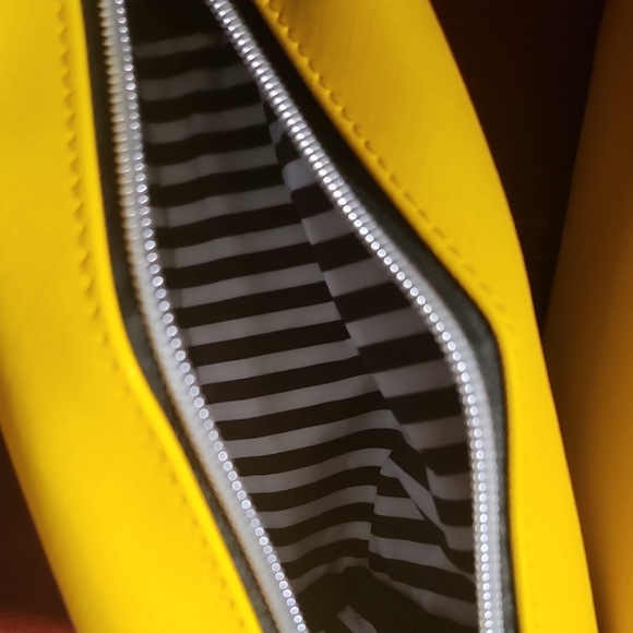 Marc Tetro Yellow NYC Taxi Travel Cosmetic Pouch - Picture 4 of 5